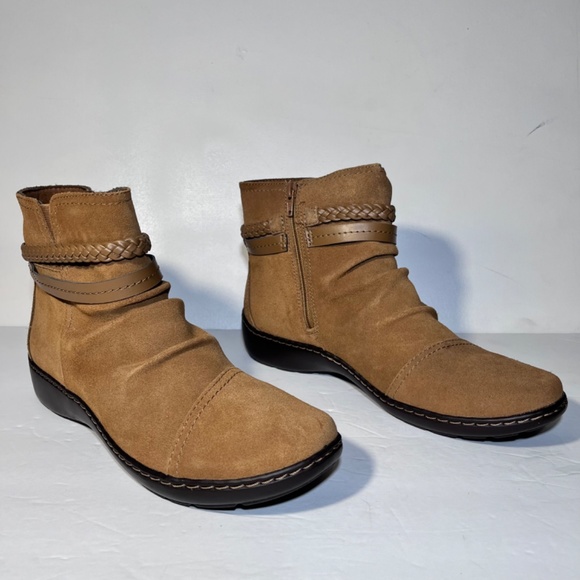 Clarks Collection Cora Braid Boot Suede Ankle Boots Size: 11W - Picture 2 of 5